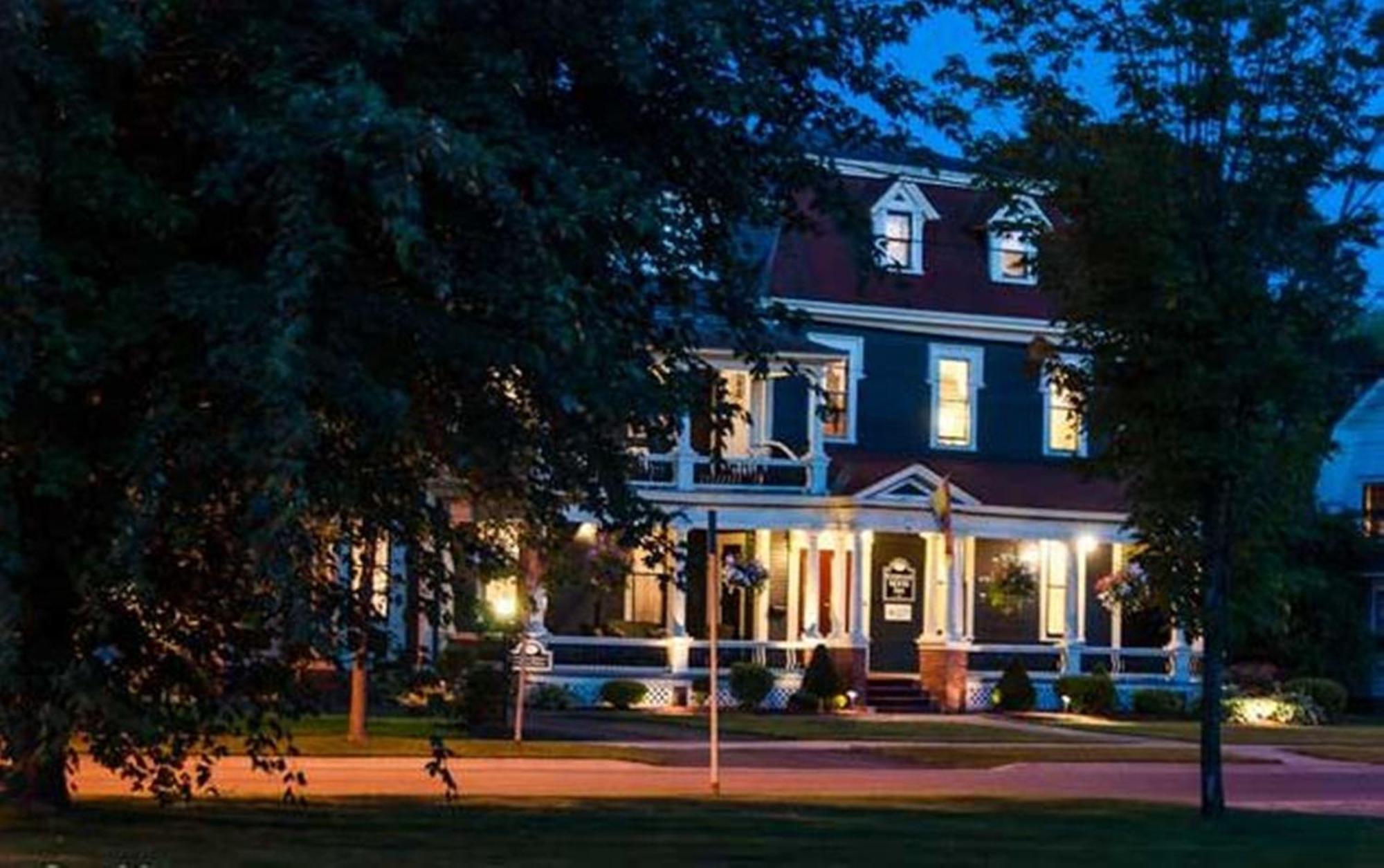 Carriage House Inn Fredericton Esterno foto